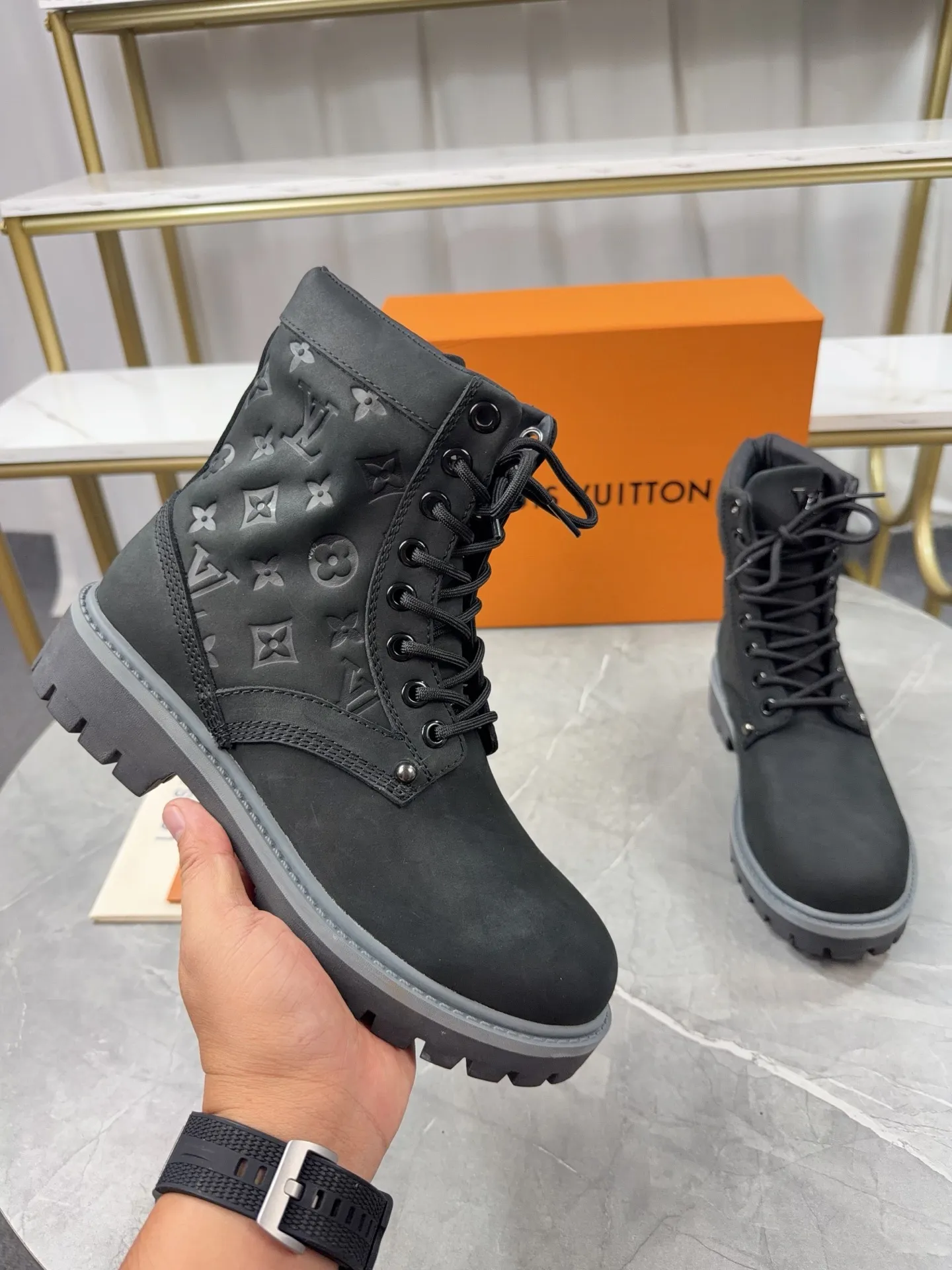p720🐮🐮2025 top version: couple style LV presbyopia, embossed rhubarb boots, ankle boots, embossed waterproof nubuck cowhide boots, relying on the brand's exquisite craftsmanship to carefully reshape the classic T 6-inch boot shape in Italy to create an American-style autumn and winter men's and women's wear show. The original laces and outsole are exquisitely detailed, and the leather label expresses the cooperation logo. Exquisite packaging at the delivery counter🛍📦 ▪️Fabrics: Original customized imported first-layer cowhide ▪️Inner lining: Original customized leather lining/mesh lining ▪️Outsole: Original molded anti-slip rubber material ▪️Sole thickness: 3.5CM ▪️Size: 35-40 for women and 39-46 for men